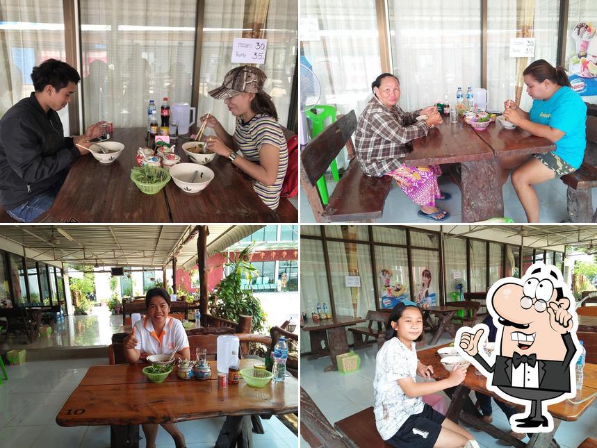 ก๋วยเตี๋ยวเรือตลาดน้ำดำเนิน โดยครูวร