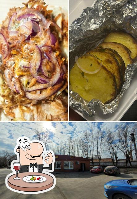 Взгляните на это фото, где видны еда и внешнее оформление в Шашлычный дом