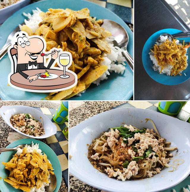 เจ๊ตุ่ม ข้าวราดแกงอาหารตามสั่ง 10 บาท