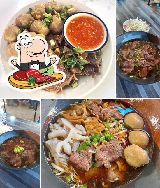 เตี๋ยวตุ๋นเต็นท์รถ