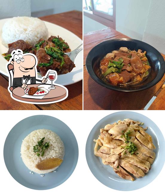 ครัวยายษร ก๋วยเตี๋ยวเนื้อตุ๋น ข้าวมันไก่ อาหารตามสั่ง