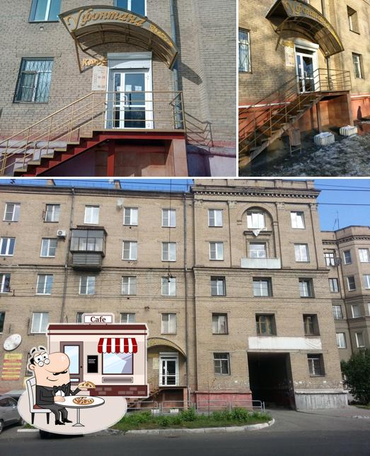 У фонтана