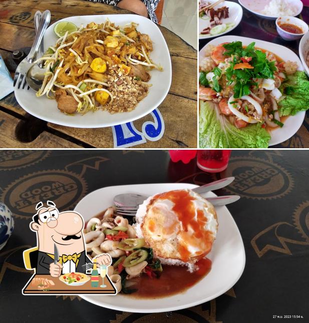 ก๋วยเตี๋ยวเรือสนั่นเมืองปทุม อาหารตามสั่ง