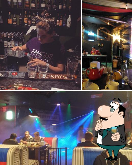 В Inside Bar есть барная стойка, внутреннее оформление и многое другое