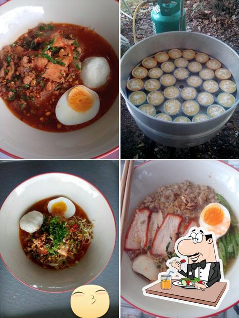 ก๋วยเตี๋ยวต้มยำสุโขทัยแห้งหมูแดงโคตรอร่อย