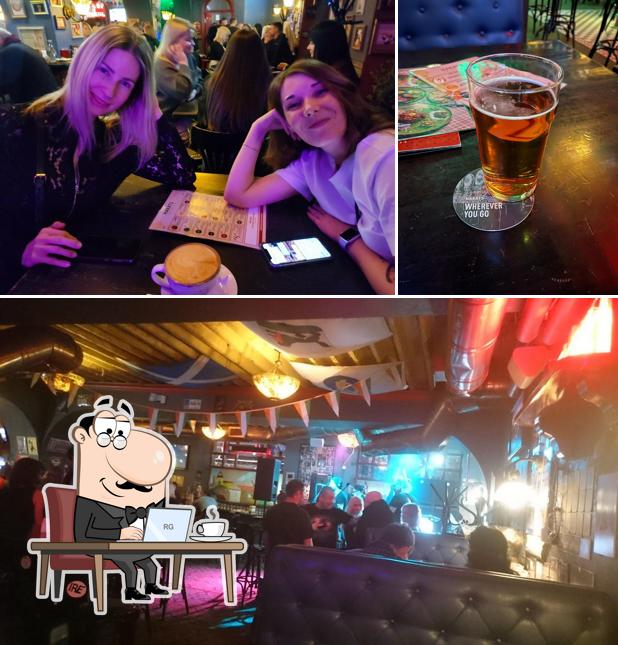 Посмотрите на внутренний интерьер "Харата'са Паб"