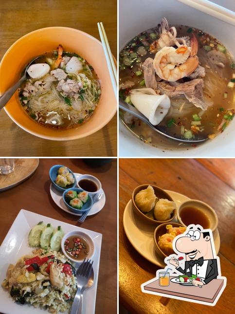 ก๋วยเตี๋ยวหมูประตูวัด DARA KITCHEN & CAFE