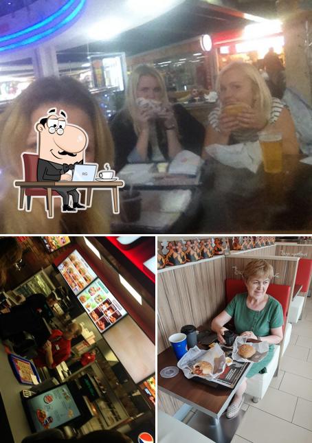 Посмотрите на это фото, где видны внутреннее оформление и барная стойка в Бургер Кинг