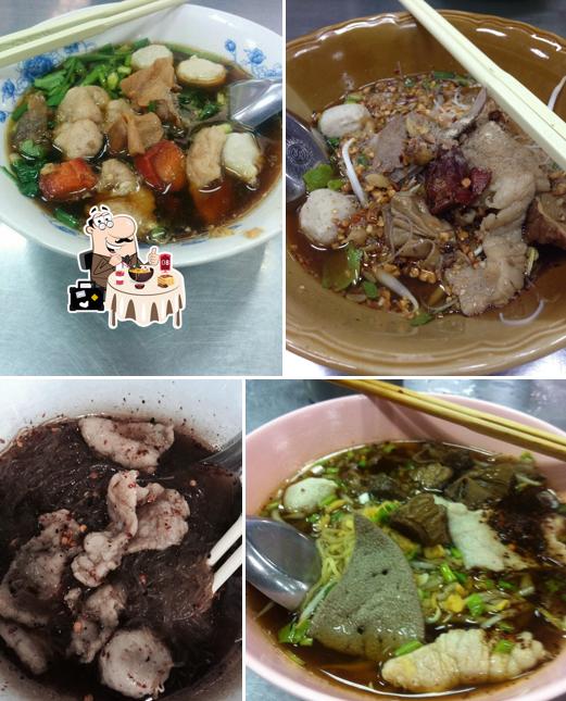 เหวงกี่ก๋วยเตี๋ยวหมูน้ำแดง