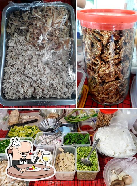 ร้านคุณนิด ยำขนมจีน ลาบน้ำตก ตลาดดีดี คลอง 2