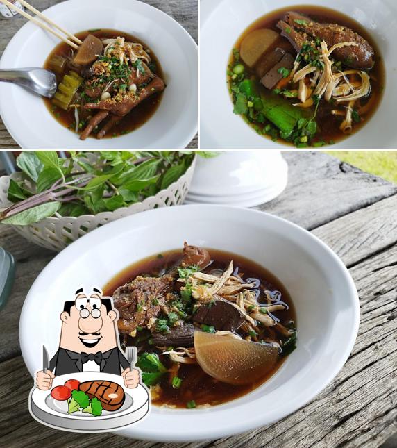ร้านก๋วยเตี๋ยวไก่ตุ๋นฟาร์มชมภู