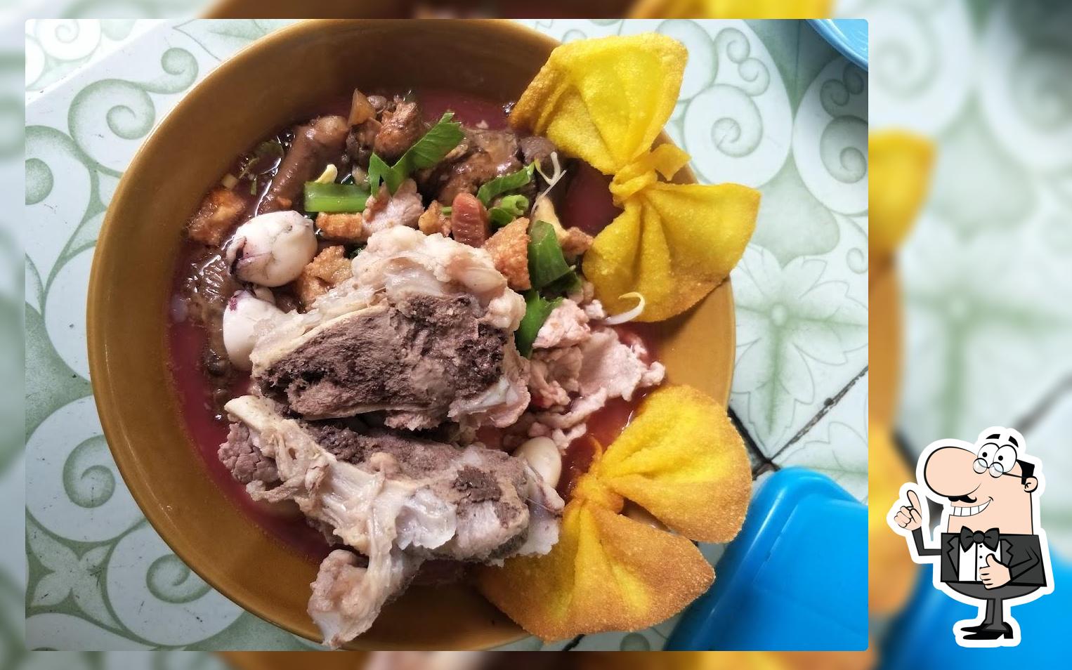 ร้านน้าหมูอาหารตามสั่ง,ก๋วยเตี๋ยว,และอาหารอีสาน
