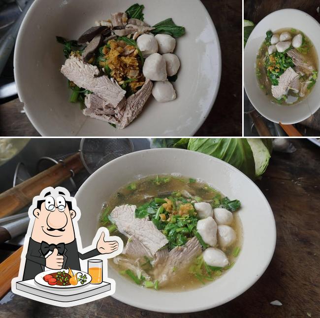 ก๋วยเตี๋ยว ต้นอ่อนทานตะวัน หมู ไก่
