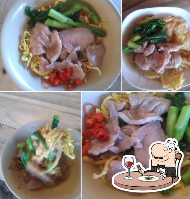 ราดหน้านายกุ่ย Nai Kui Fried Noodle