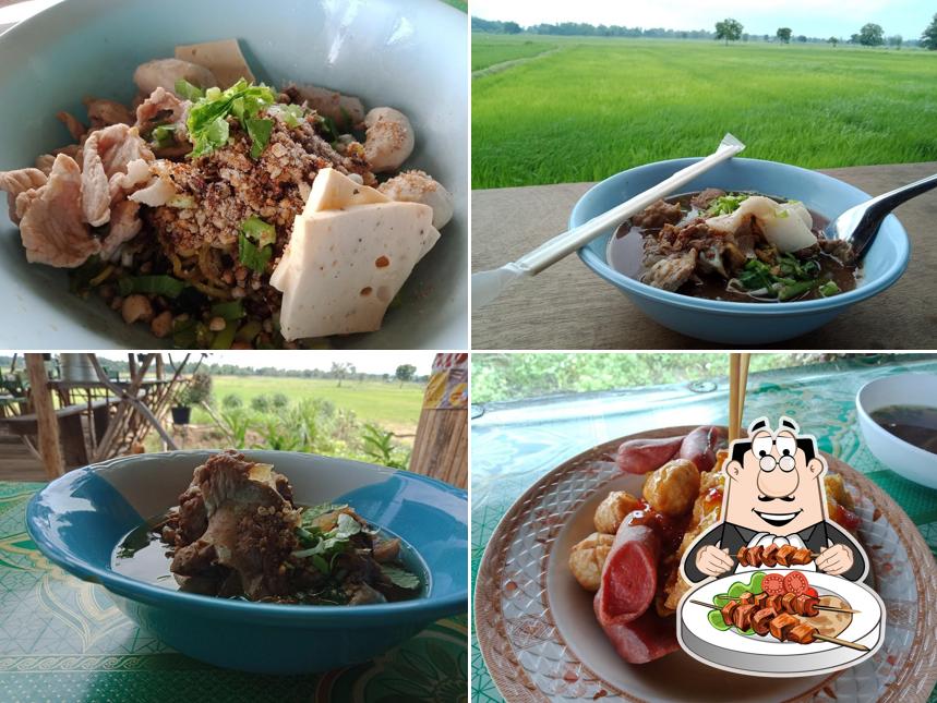 ก๋วยเตี๋ยวริมนาแม่พิกุล