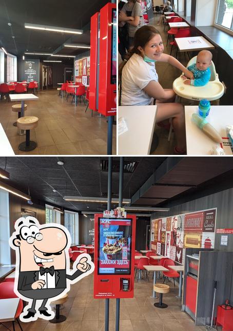 Посмотрите на внутренний интерьер "Rostic's"