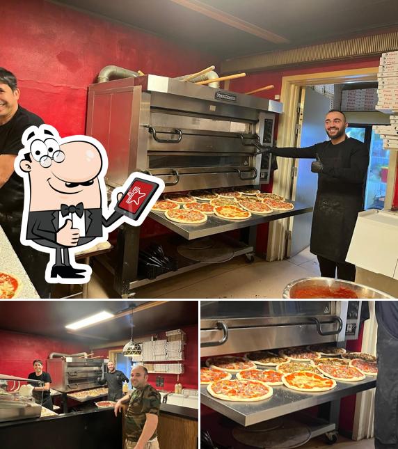 Peach-Pit Pizza