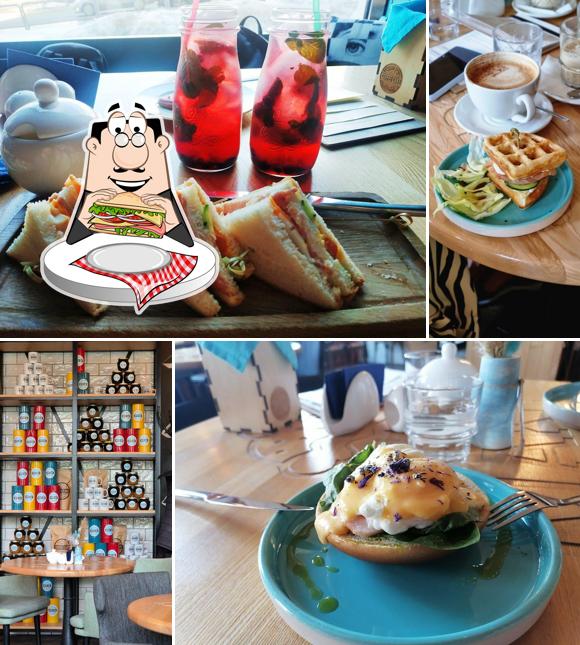 Клубные сэндвичи в "Кофе Кейк"