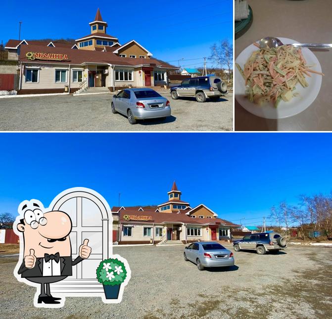 Посмотрите на этот снимок, где видны внешнее оформление и еда в Околица