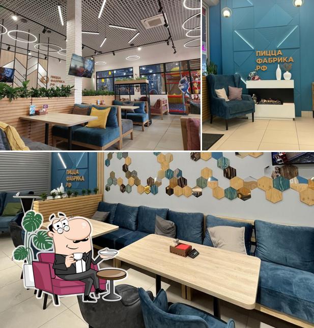 Посмотрите на внутренний интерьер "ПиццаФабрики"