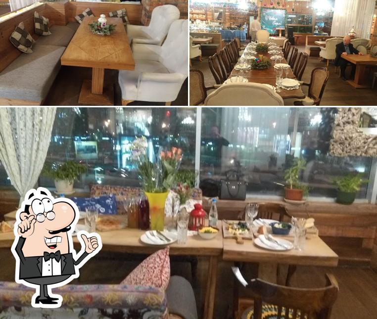 Посмотрите на внутренний интерьер "Гусей-Лебедей"