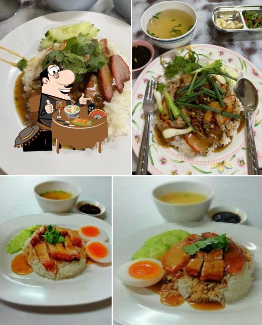 ข้าวหมูแดงนครปฐมเจ้าเก่า สีคิ้ว