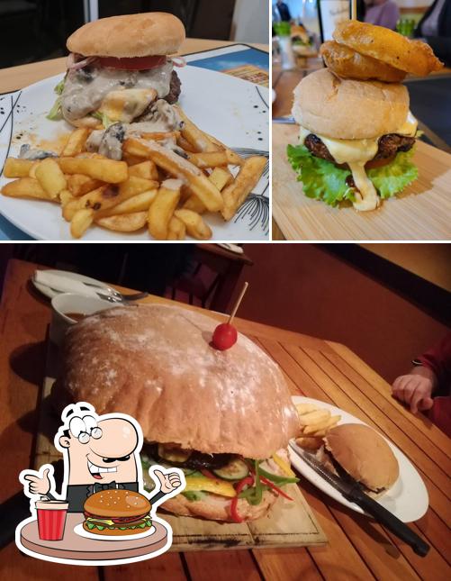 Отведайте гамбургеры в "Tina's"