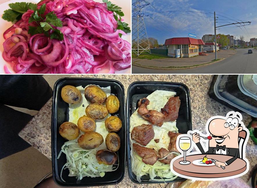 В Шашлычная Мангал есть еда, внешнее оформление и многое другое