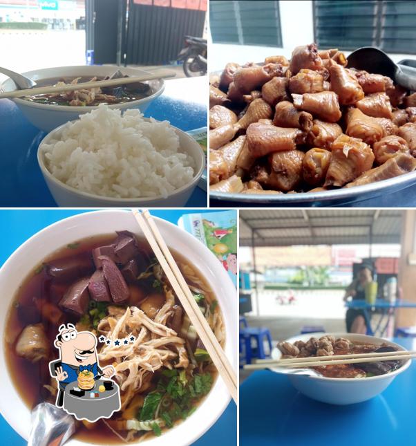 ร้านก๋วยเตี๋ยวไก่มะระ บุฟเฟต์ข้อไก่และเลือด ตักได้ไม่อั้น Chicken Rice & Noodle Shop