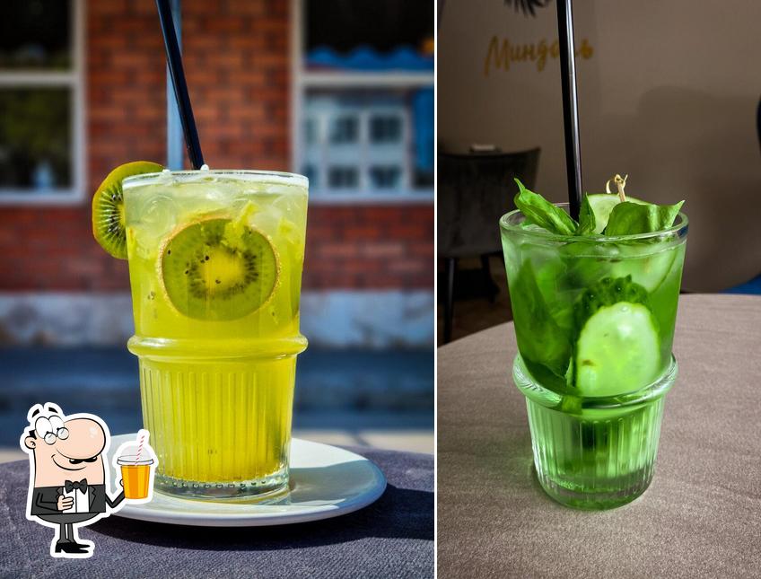 Попробуйте различные напитки, предлагаемые "Миндаль"