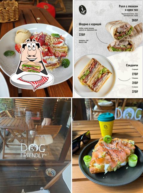 Клубные сэндвичи в "Yacht Cafe"