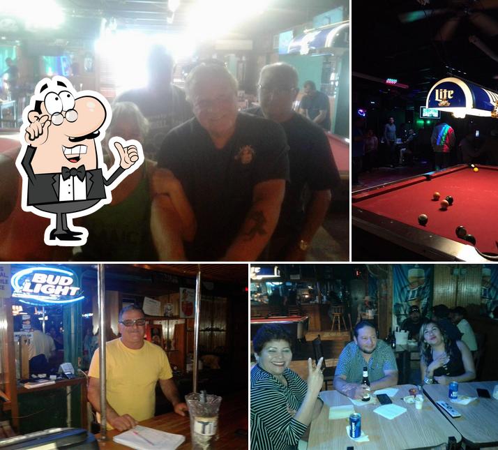 Velmas Midway Sports Bar