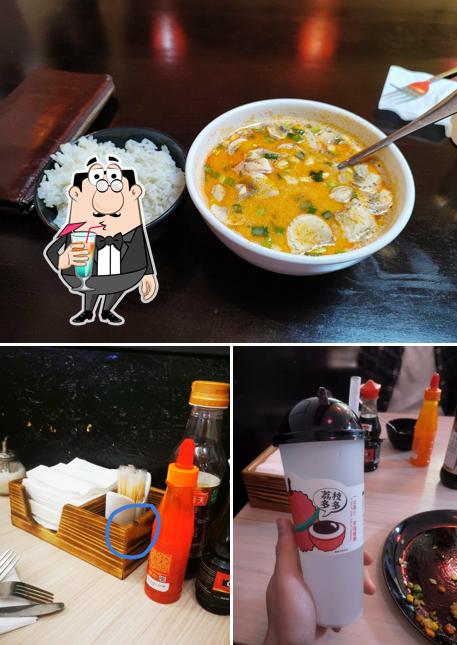 Взгляните на это изображение, где видны напитки и еда в Аян