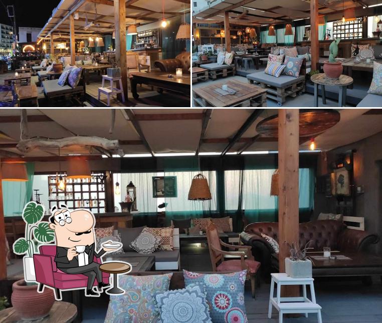 TwentyOne 21 Lounge Beach bar