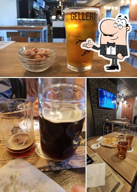 Фото, на котором видны внутреннее оформление и напитки в Gellert