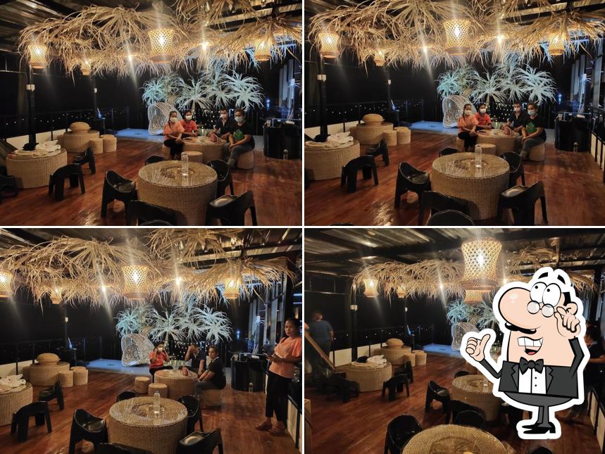 ร้านอาหารลอยน้ำ Ban Laem Triangle