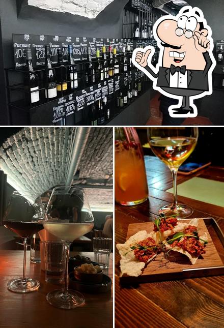 Посмотрите на внутренний интерьер "Просто Вино"