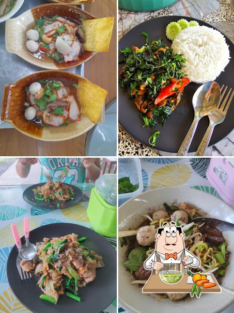 ร้านก๋วยเตี๋ยวเรือทางโค้งบ้านหาดสองแคว