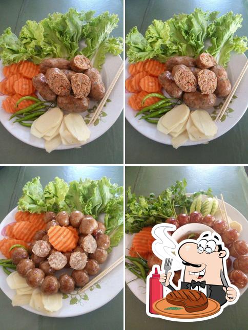 ไส้กรอกอีสาน เจ้น้อง ใต้สะพานลอยหน้า รร. เมืองเจ้าเก่า