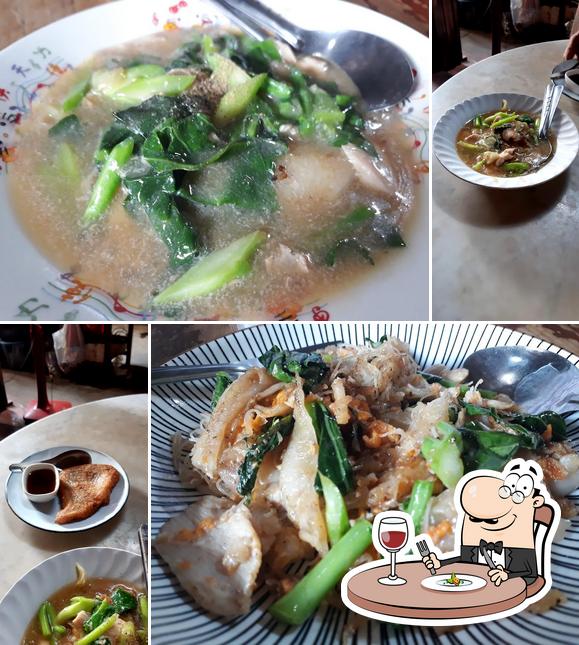 ราดหน้าเจ๊จุก ตลาดเก้าห้องร้อยปี (Amphoe Bang Pla Ma, Thailand)