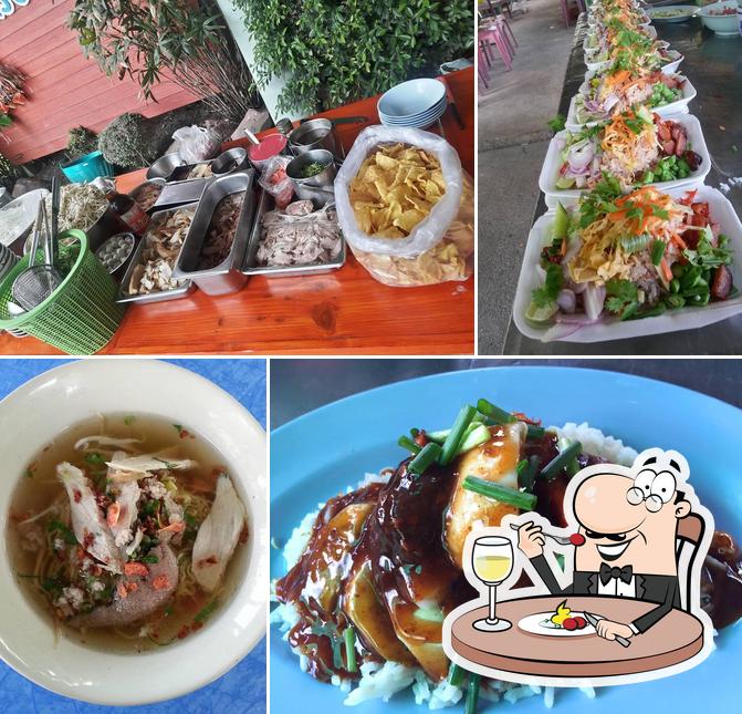 ก๋วยเตี๋ยวอร่อยริมน้ำ