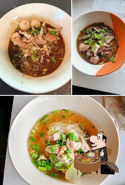 ก๋วยเตี๋ยวเรืออยุธยา ต้มเลือดหมู (ต้นตำรับอยุธยา เจ้าแรก)
