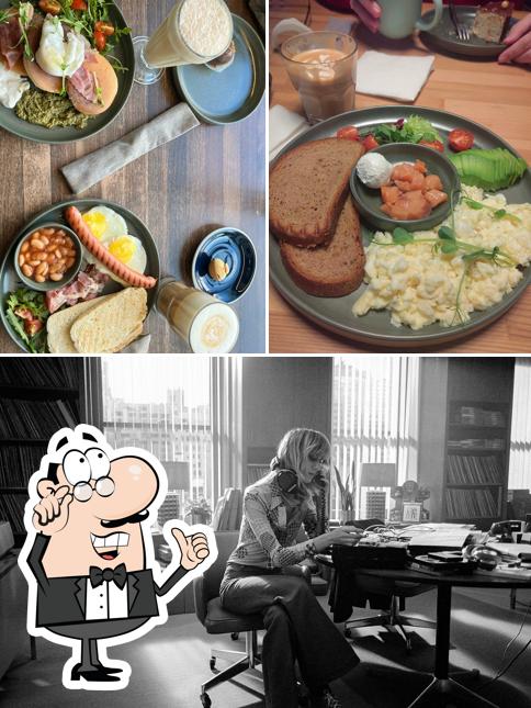 Забронируйте столик в "Кафе "Винил""