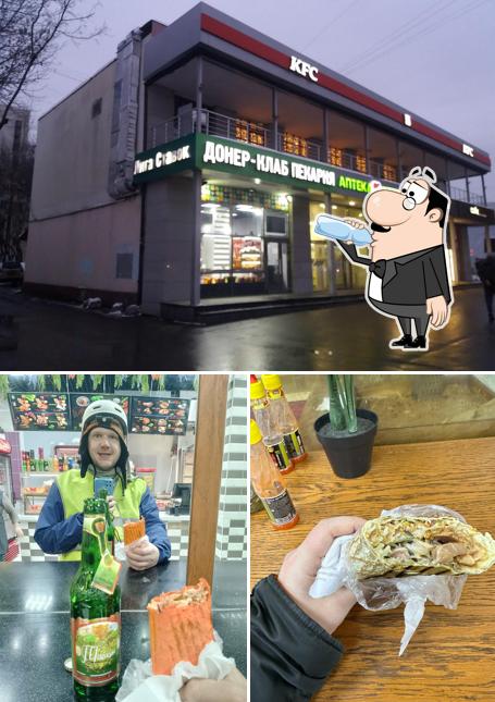 Посмотрите на это изображение, где видны напитки и внешнее оформление в Донер-клаб