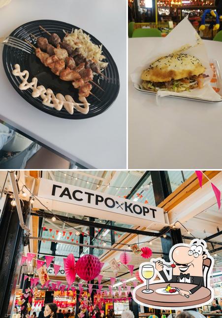 Взгляните на эту фотографию, где видны еда и внешнее оформление в Гастрокорт