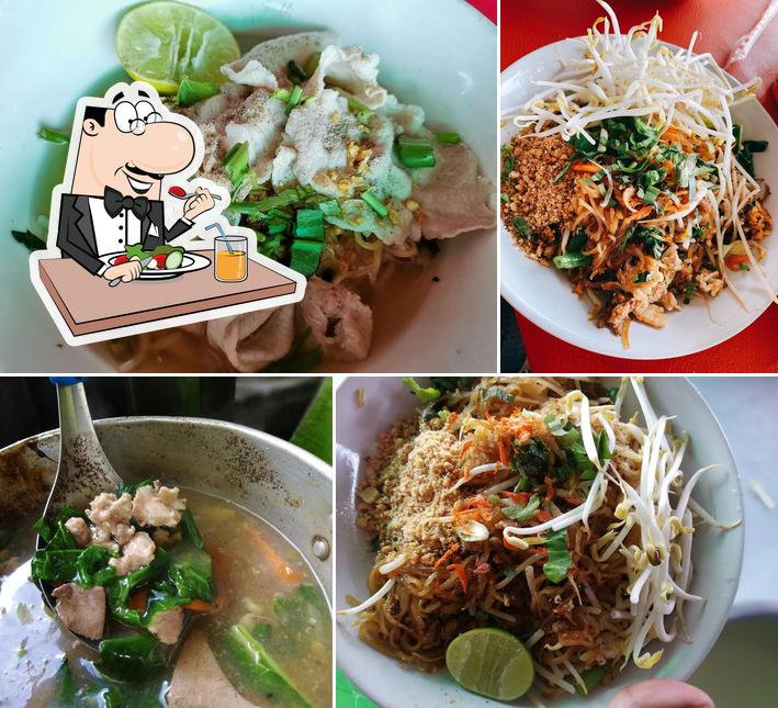 ก๋วยเตี๋ยวป้ายูร เจ้าเก่า 50 ปี (ต้นโพธิ์หน้าวัดทัพหลวง)