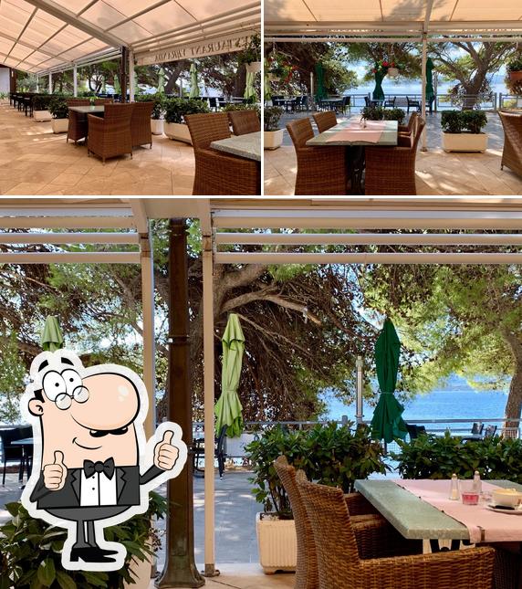 Plaža Zlatni Rat Restoran