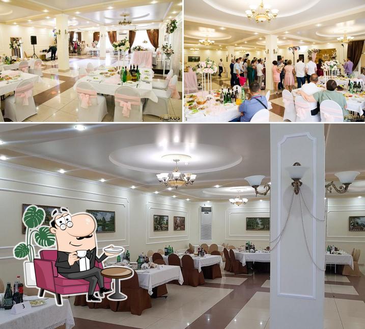 Посмотрите на внутренний интерьер "Медиа"