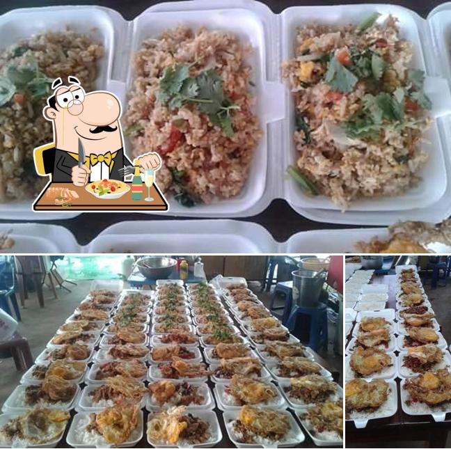 ร้านก๋วยเตี๋ยวเรือเต็นท์รถ 20 บาท