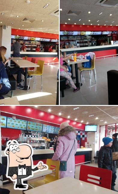 Посмотрите на внутренний интерьер "Happy Burger"